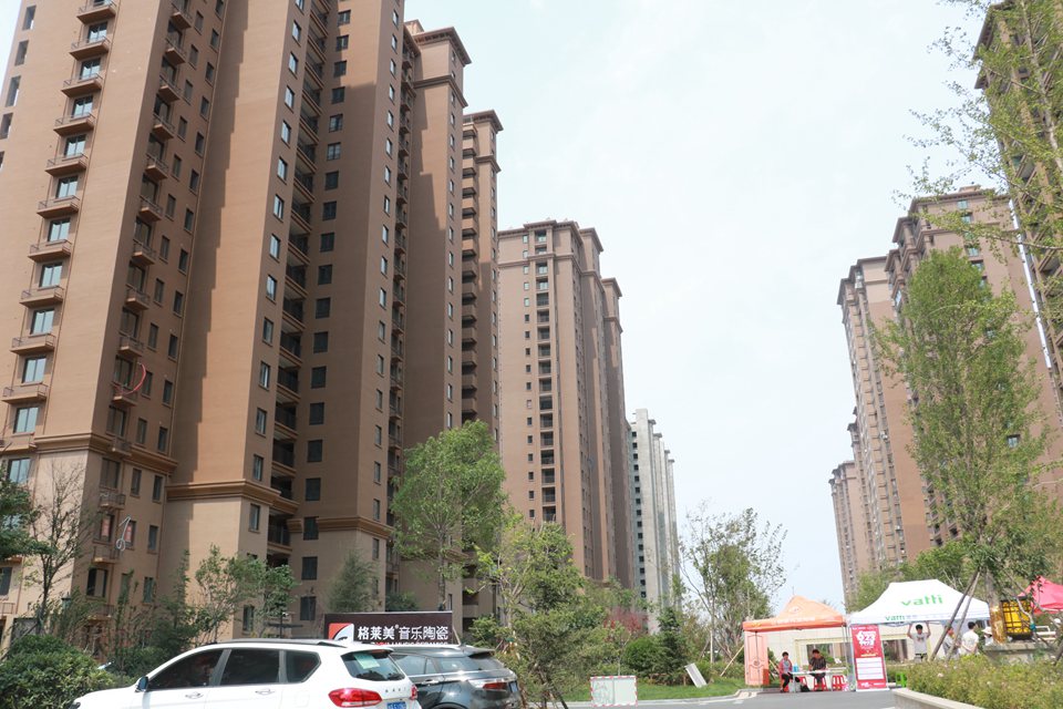 “渣渣墙”用钥匙就能抠出洞!青岛即墨正大·佳源都市弄啥咧