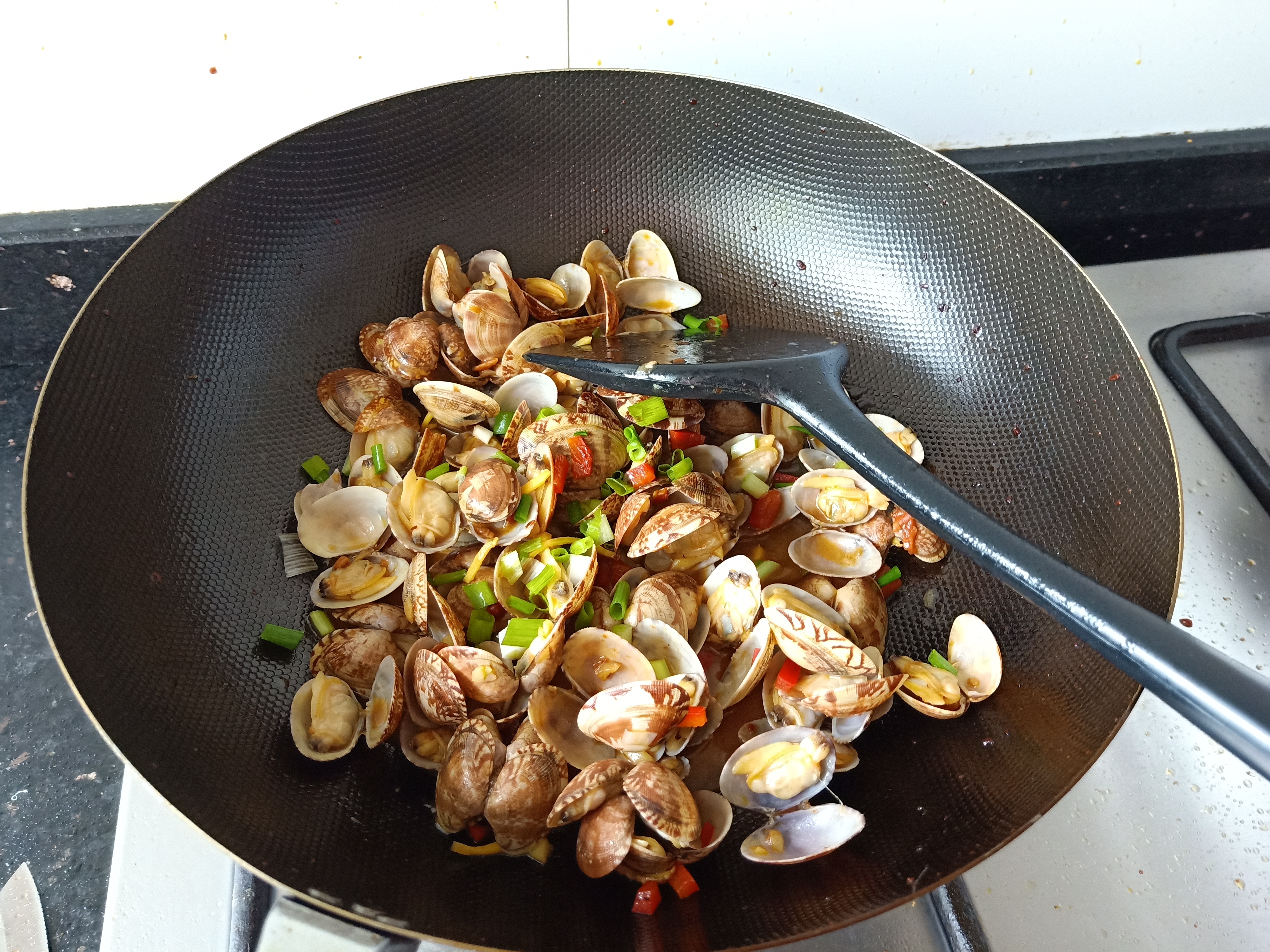 炒菜到底用铁锅还是不粘锅好吃,炒菜不粘锅和铁锅哪个好一点