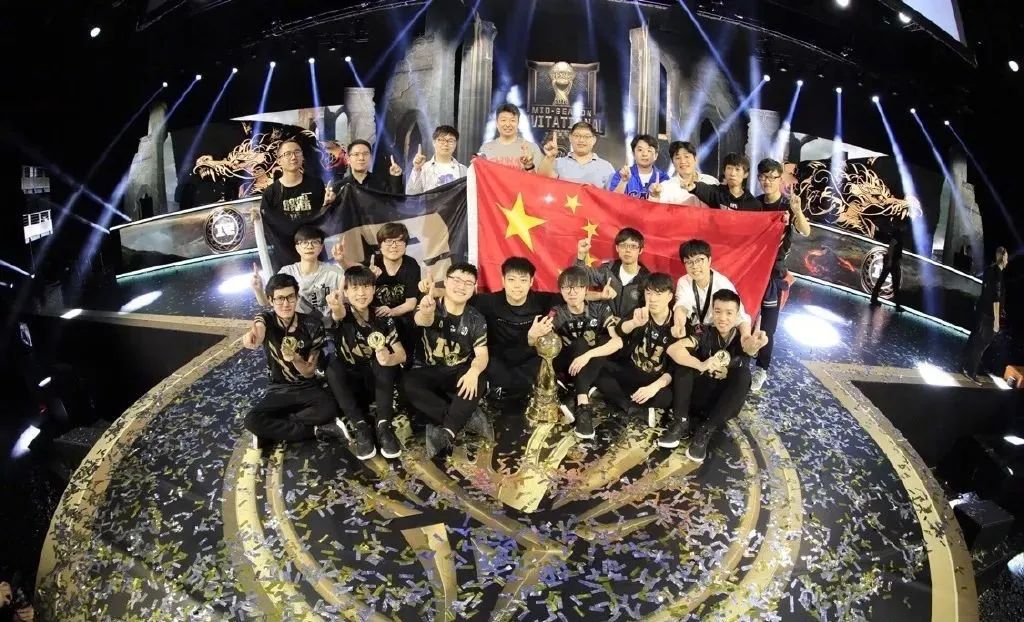 他们20岁年入千万,成为时代偶像,代价却无比残酷