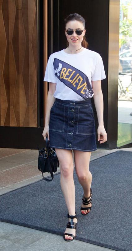 牛仔裙的穿搭方法秋冬,牛仔裙怎样搭配显得正式点还简单