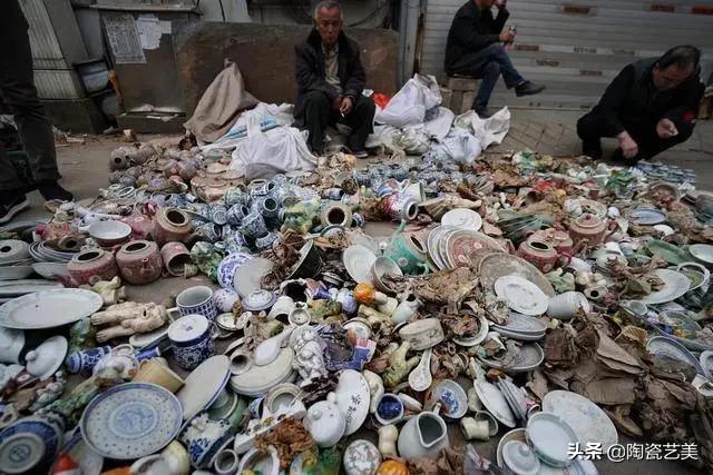 地摊卖小吃300万一年,地摊2元卖碗