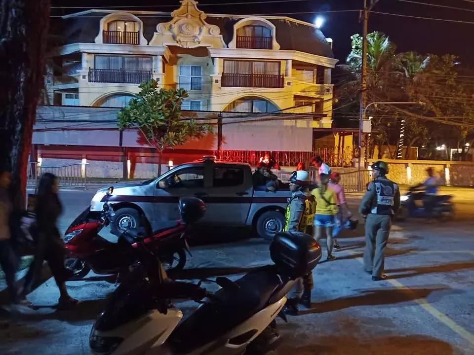 100多名缅甸青年在泰国普吉芭东海滩，持械斗殴