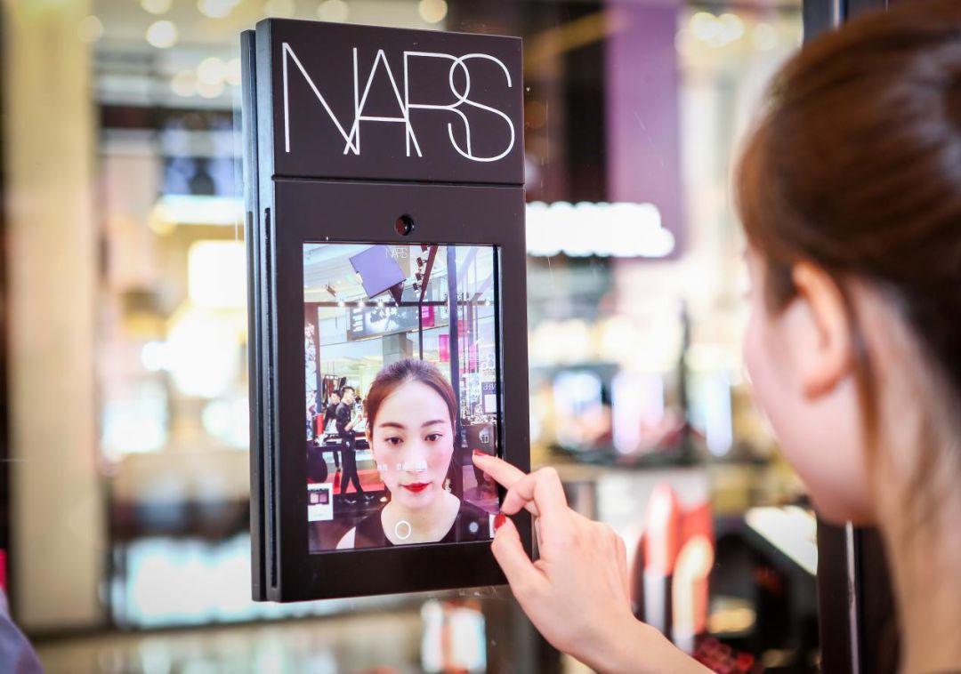 好久不逛实体店了出来试衣服,不去实体店试衣服