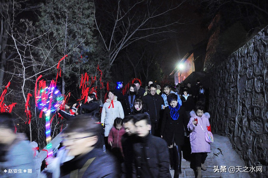 甘肃天水数万民众“上九朝观”祈福纳祥争烧头柱香!(组图)