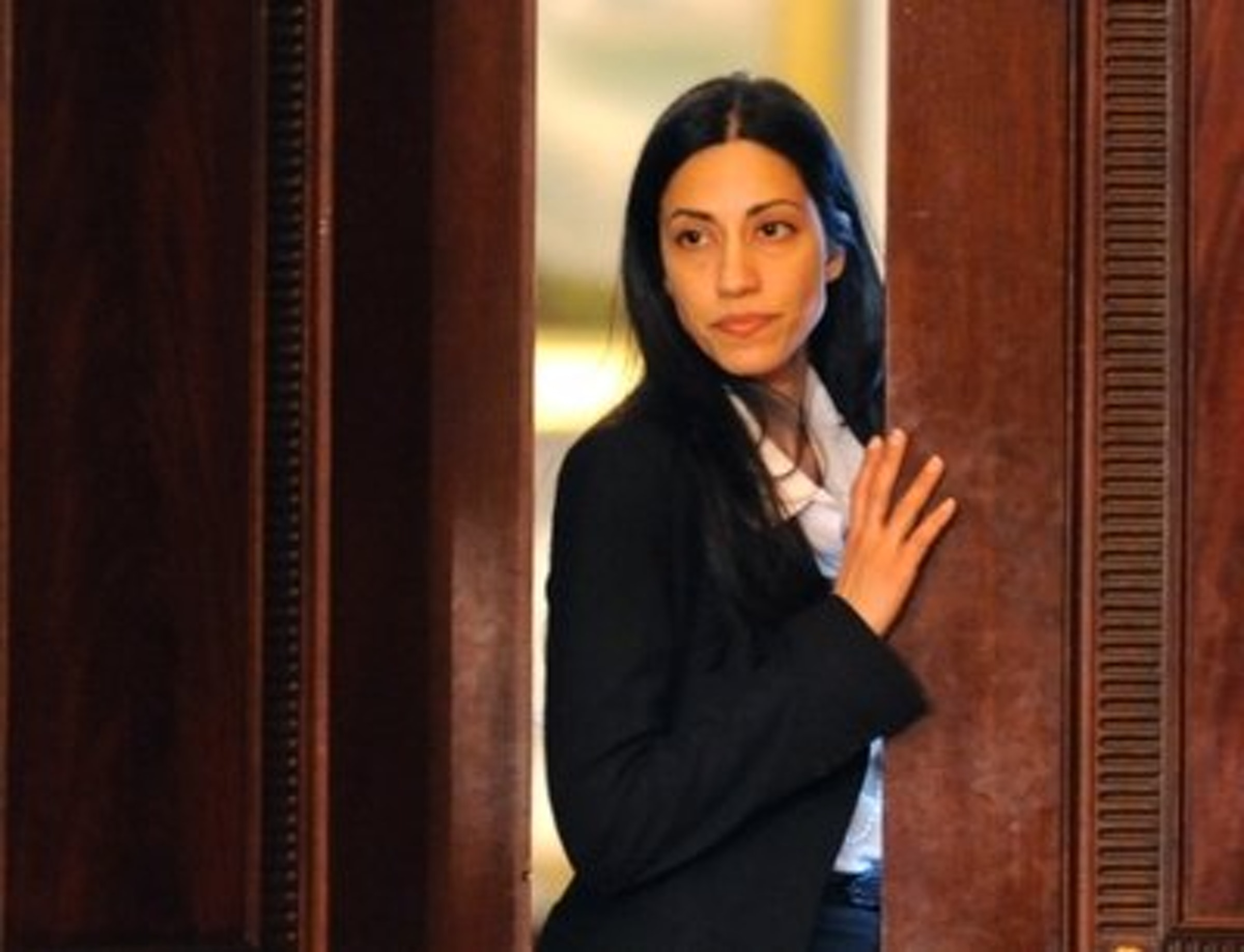 希拉里干女儿:遭参议员扑倒强吻,老公是性犯罪,自己却隐忍不发