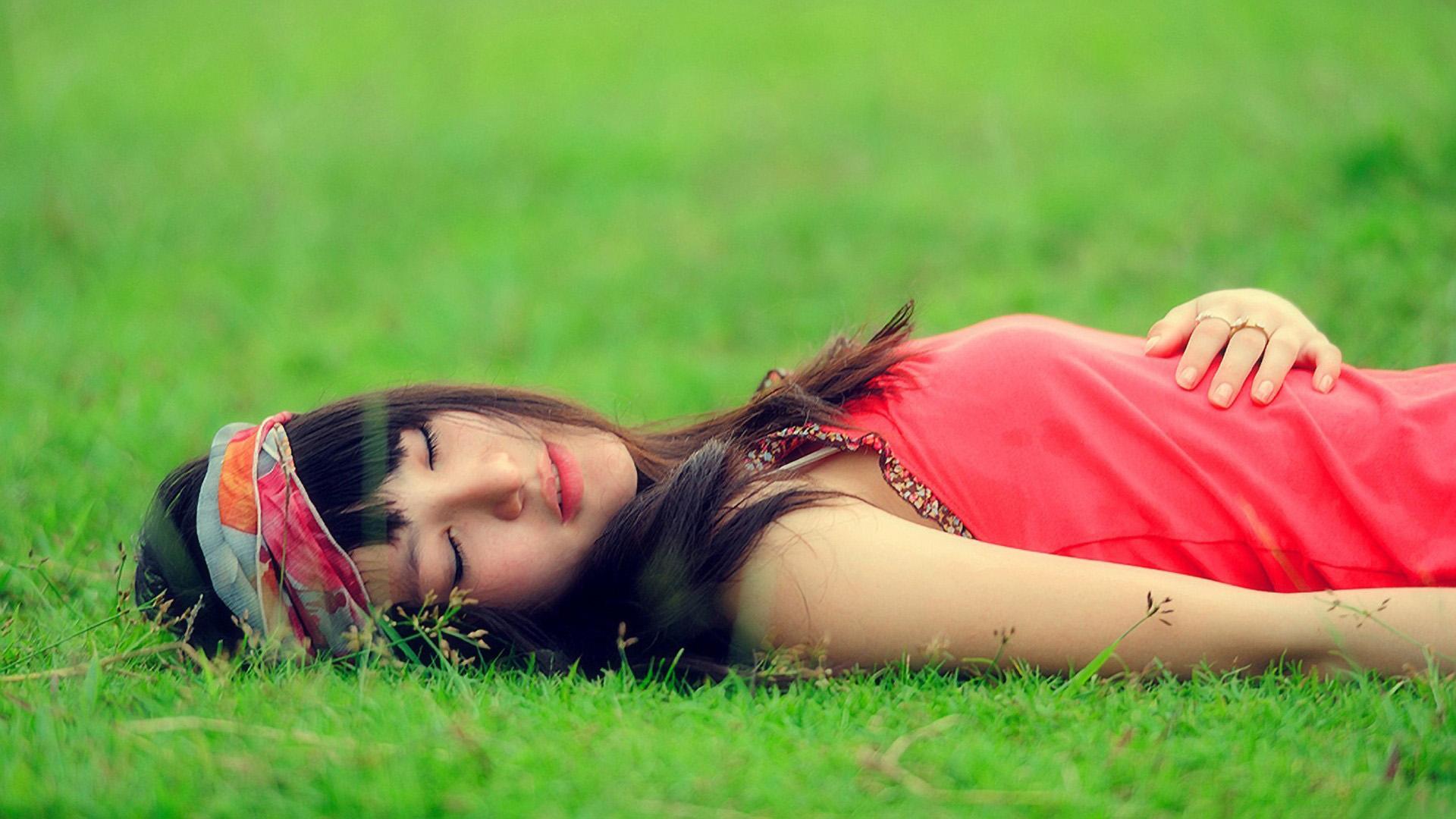 男生和女生在恋爱中甜蜜拥吻,当男友吻你时女生内心想法