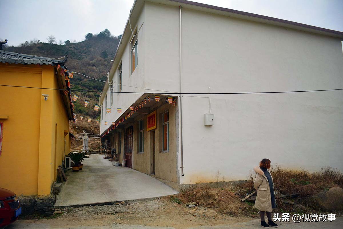 山村大妈看护寺庙2年，不要一分钱回报，看她为啥很开心