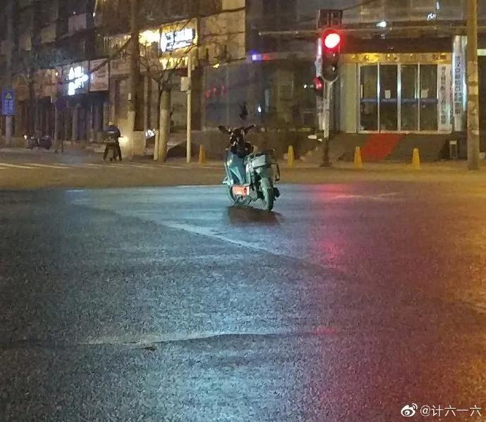 外卖小哥放弃送餐送医生,外卖小哥默默逆行