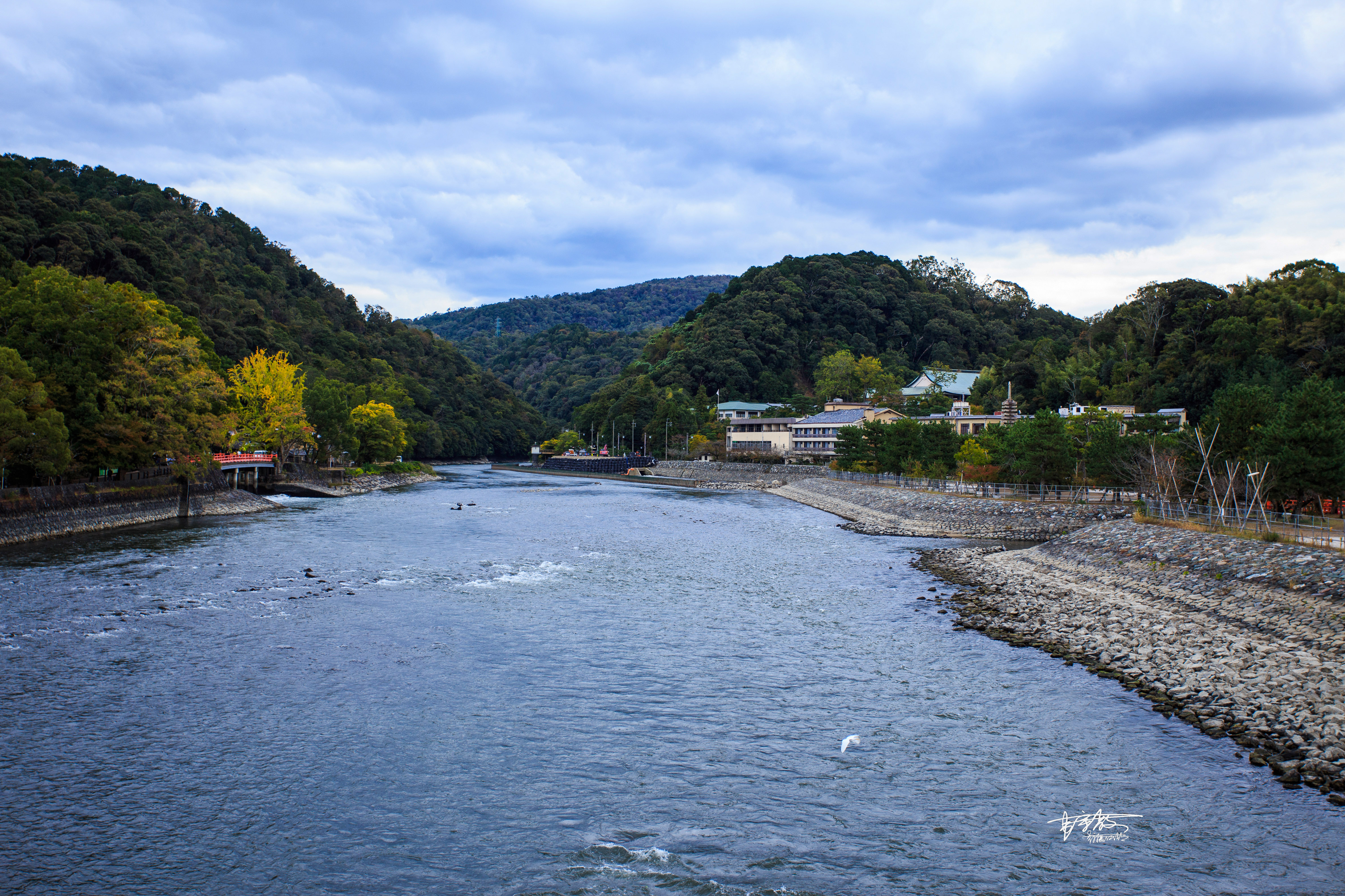 《万叶集》里的荒芜旧宫，千寻与无脸男走过的桥