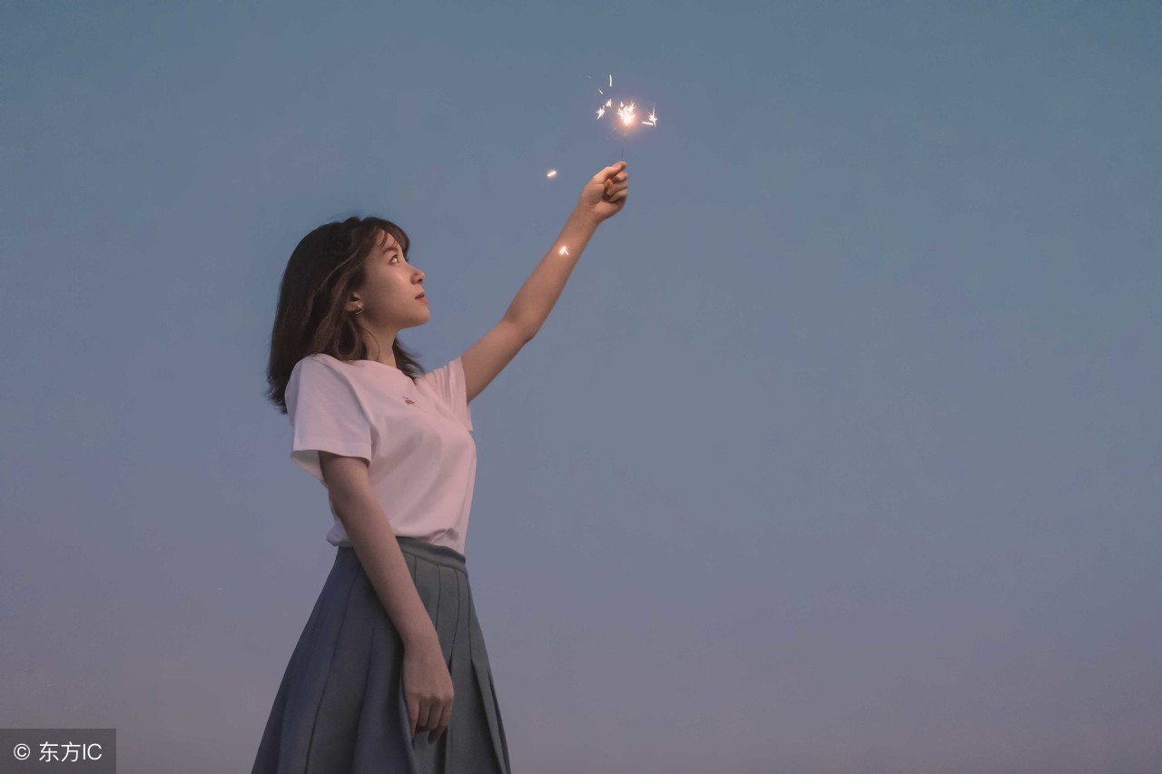 躲在角落里抽烟的男人,心疼抽烟的男人