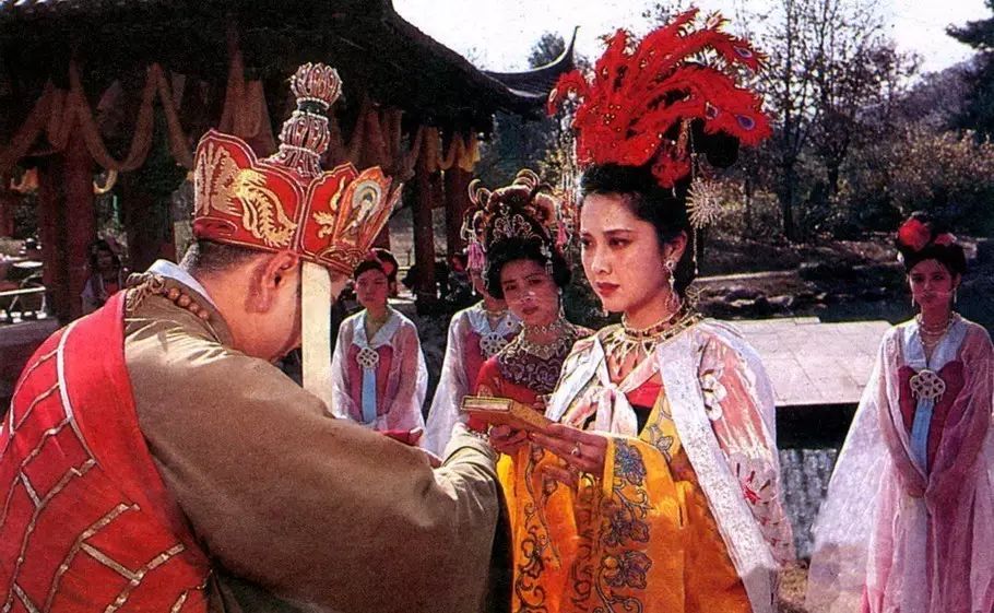 猪八戒为何不敢动女儿国国王,女儿国国王打的过猪八戒吗