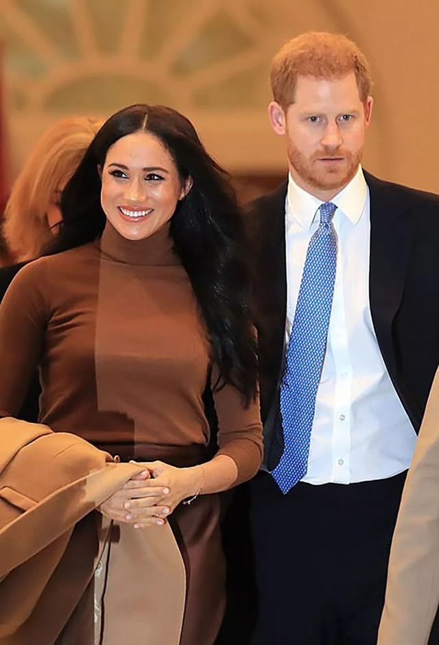 梅根出席王室活动不自信,梅根退出王室后首次见到女王