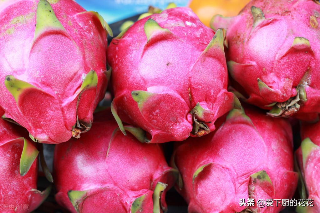 火龙果籽上白色的东西是什么,火龙果外皮上像鳞片一样的是什么