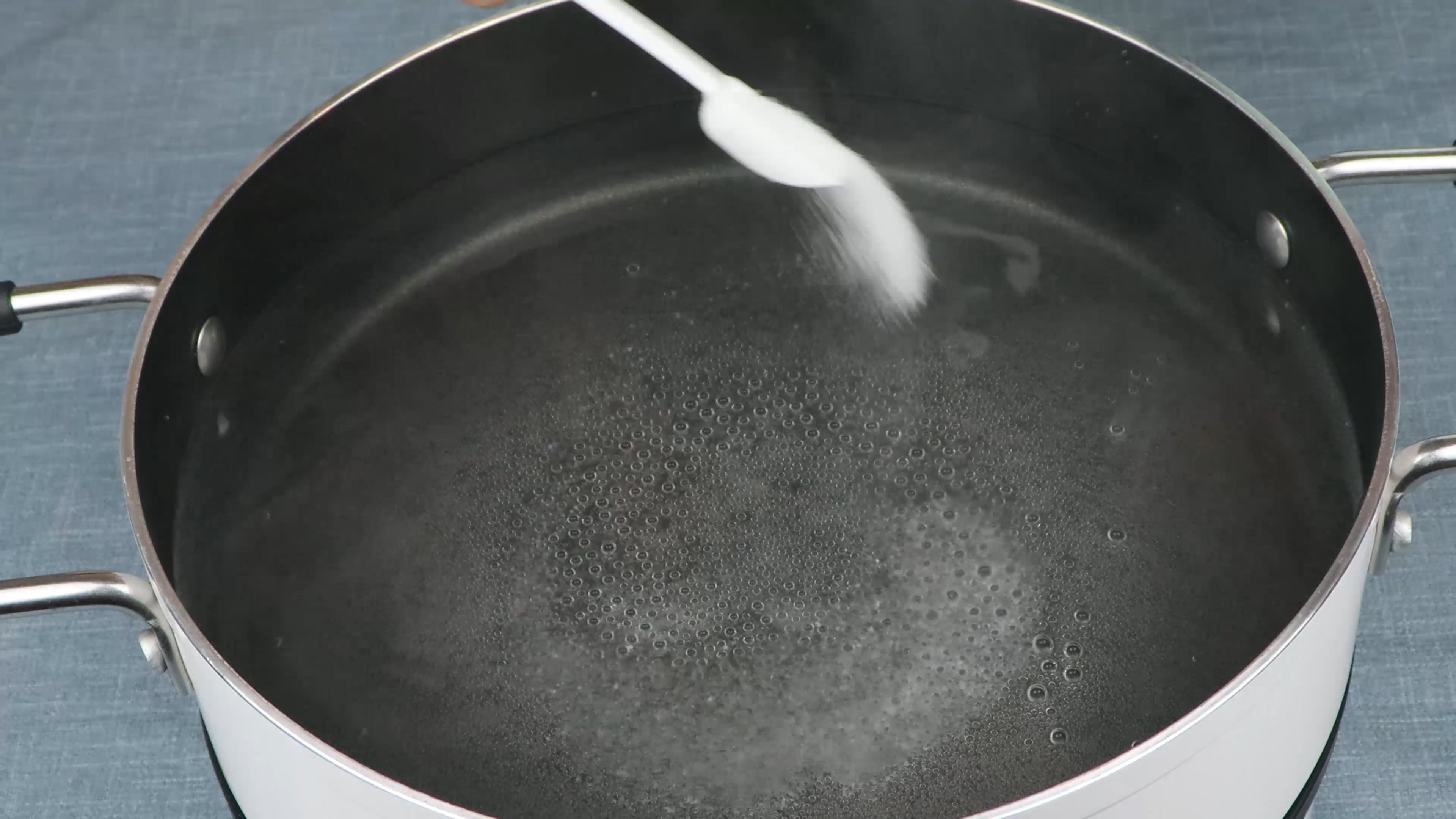 冻饺子是冷水下锅还是热水煮好呢,冻饺子是冷水下锅还是开水下锅好