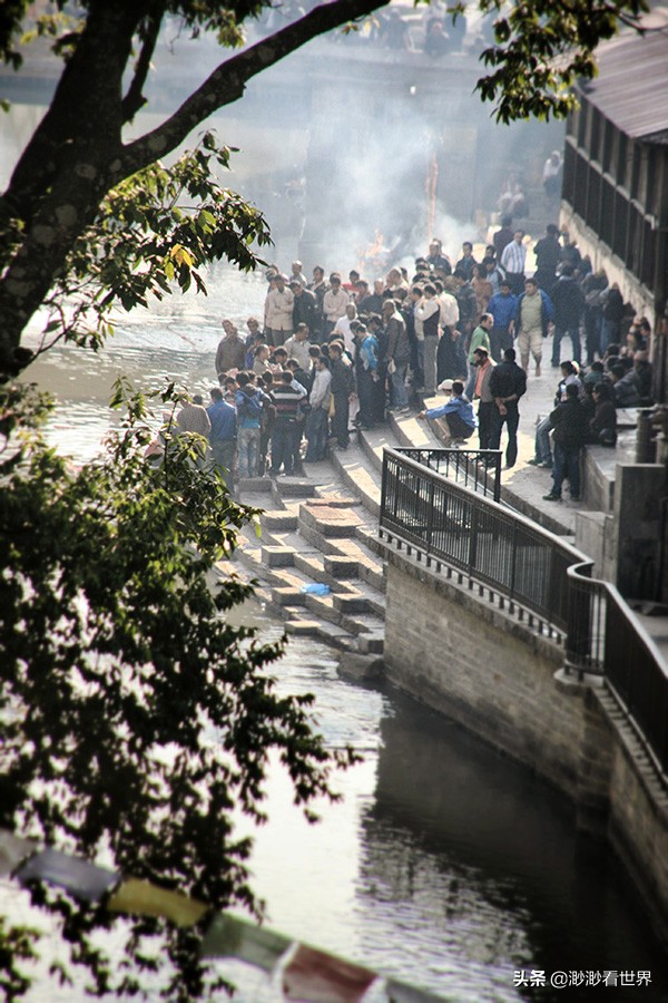 尼泊尔恒河上的烧尸庙,夜游尼泊尔烧尸庙