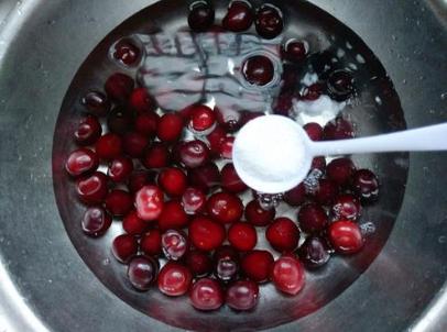 用盐水泡樱桃会有小虫子出现,樱桃用盐水泡泡会有白色的虫子