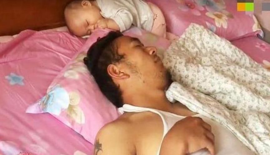 奶爸独自带娃不同表现,奶爸带娃累的倒头就睡