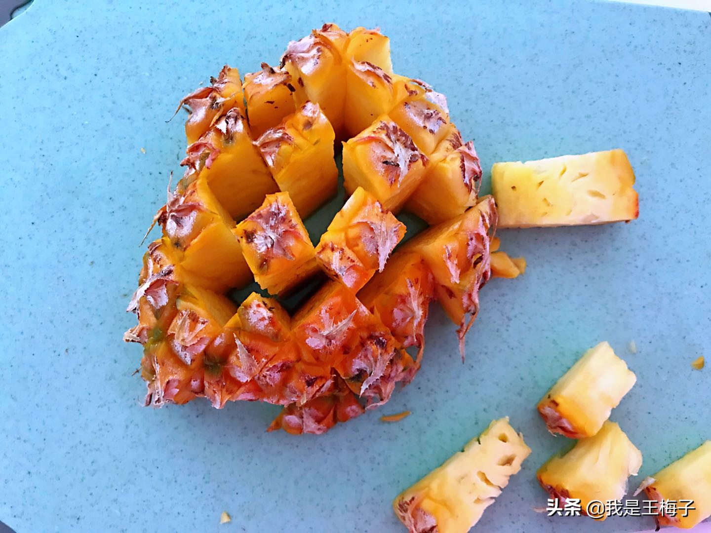 菠萝和凤梨的区别视频解析,菠萝和凤梨口感有什么区别啊