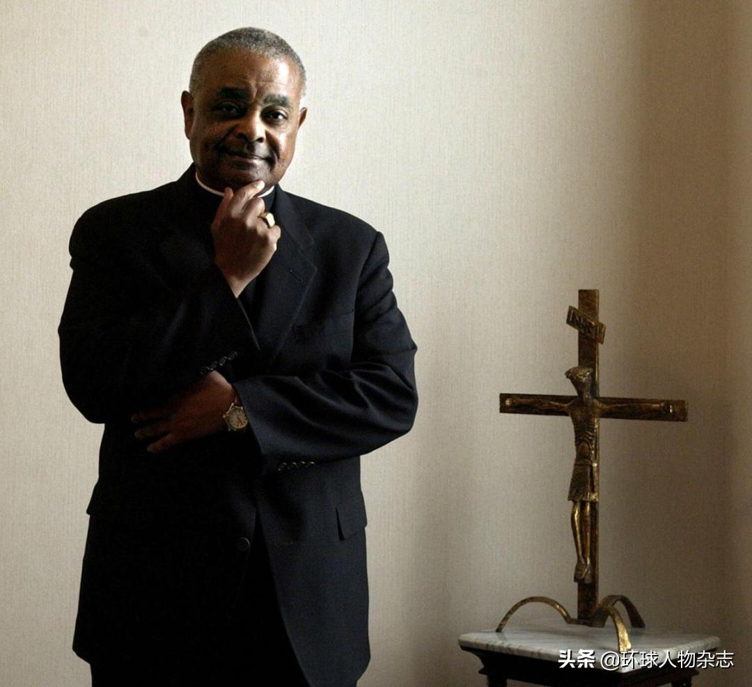 美首位黑人红衣主教出现！拿着10个博士学位，戳穿特朗普“摆拍”，传奇无人敌