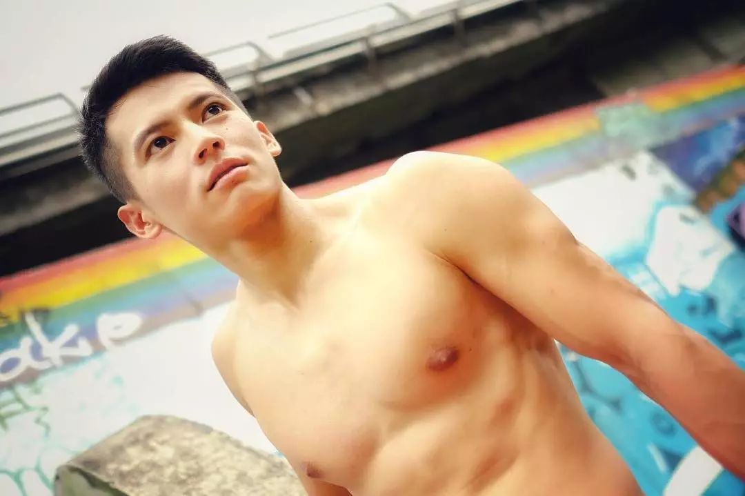 大学毕业生发传单,被精英男*养包**!