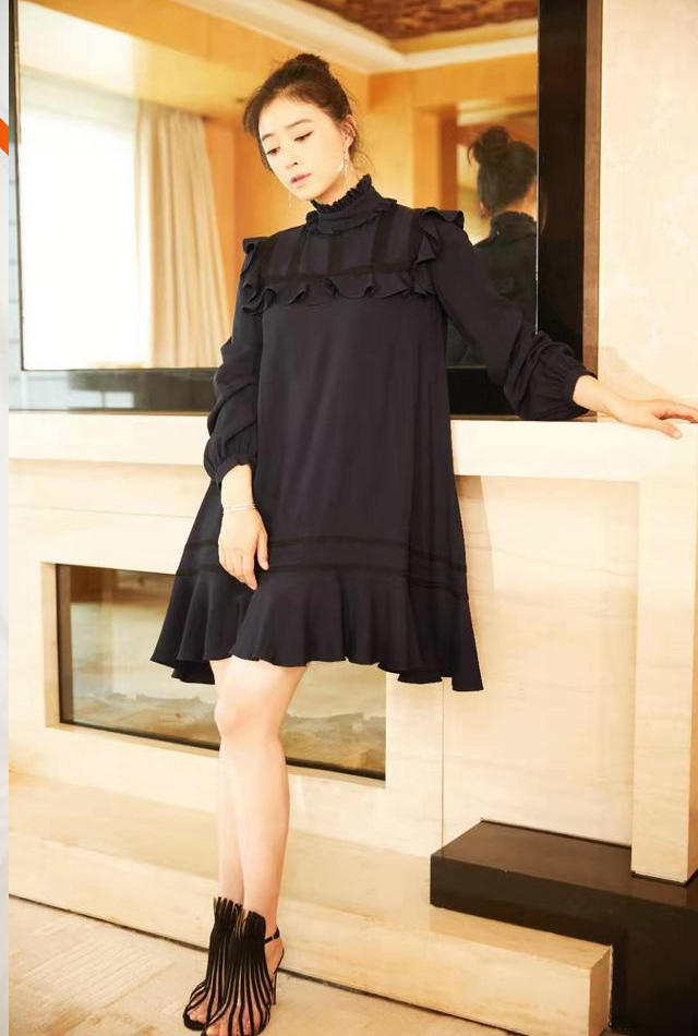 微胖女孩学蒋欣藏肉穿,女人要有小肚子