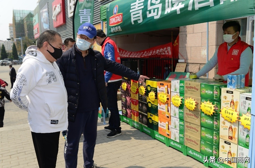 老球迷带新球迷一起看球,武汉的老球迷