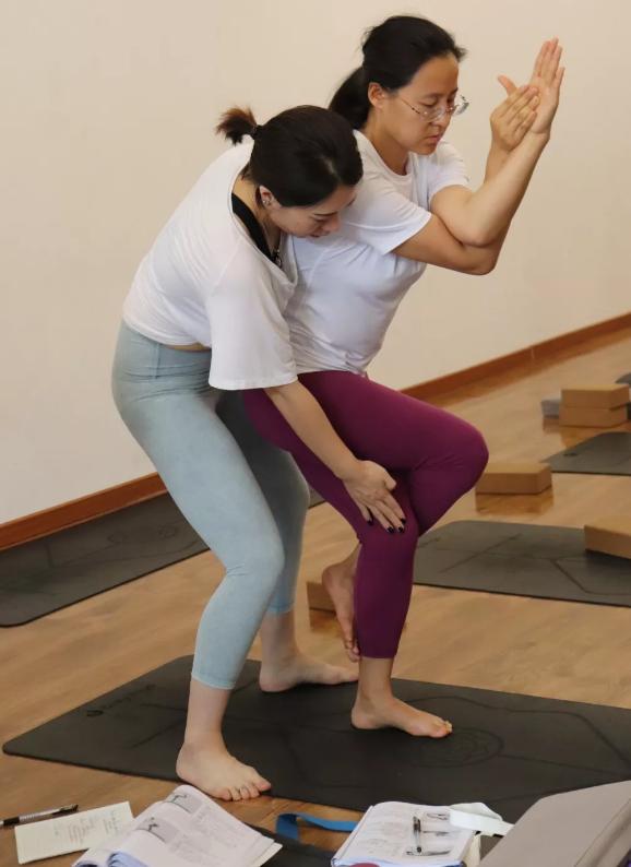 37岁排球老师学教培：瑜伽，让我减肥成功