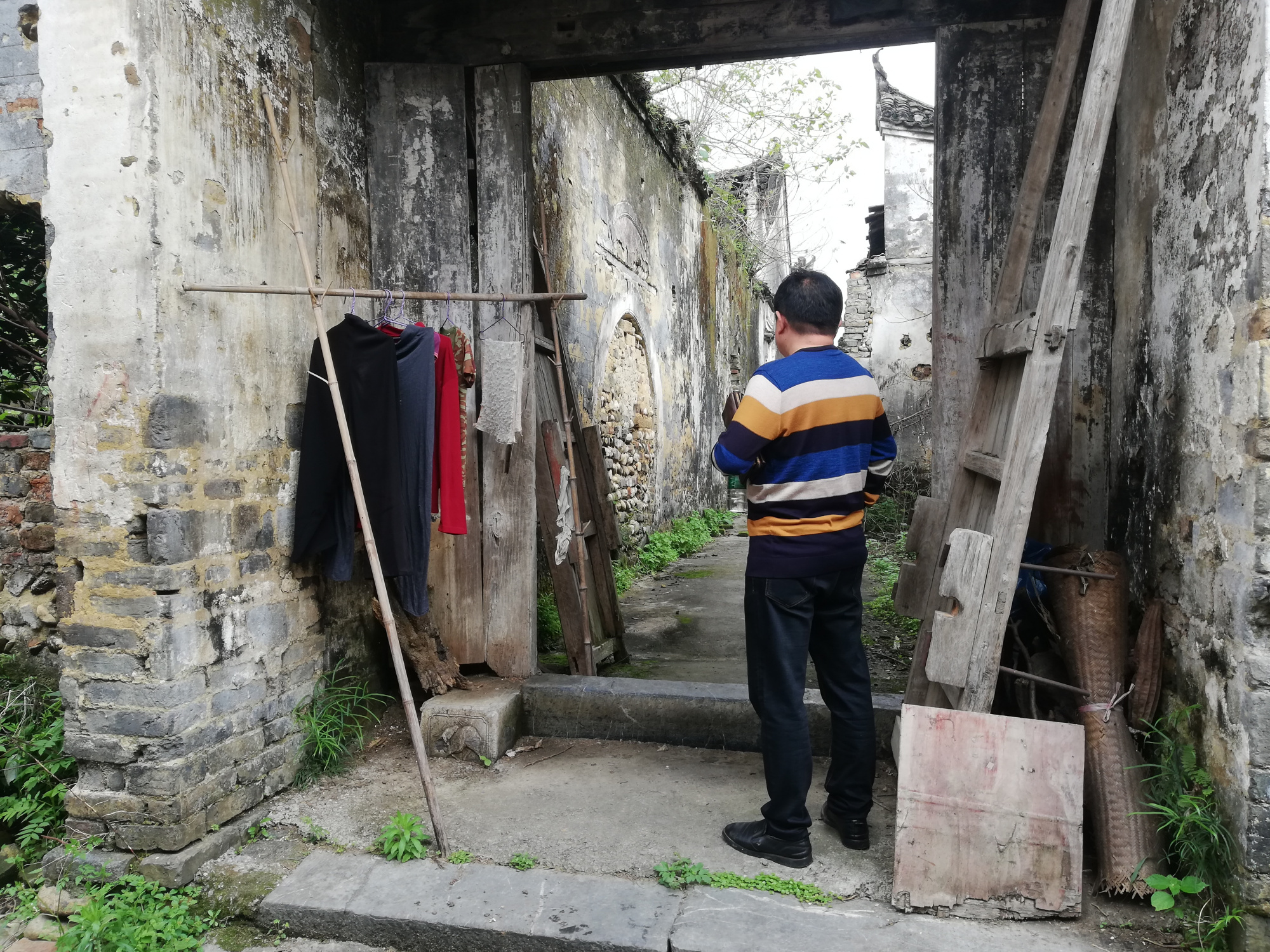 红军战士受伤被人救回家,红军负伤被农民所救