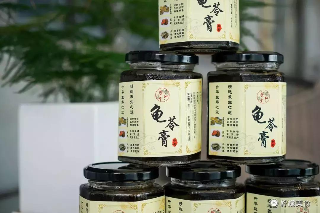 74岁的他，把一半的人生交给了这碗「黑暗甜品」