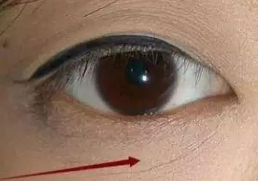 你还被卡粉浮粉困扰？4招打造服帖妆容，手残*党**也能学会