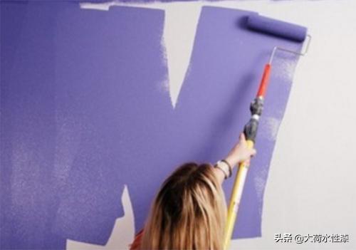 墙壁墙漆脱落是什么原因,墙面漆脱落一小块怎么回事