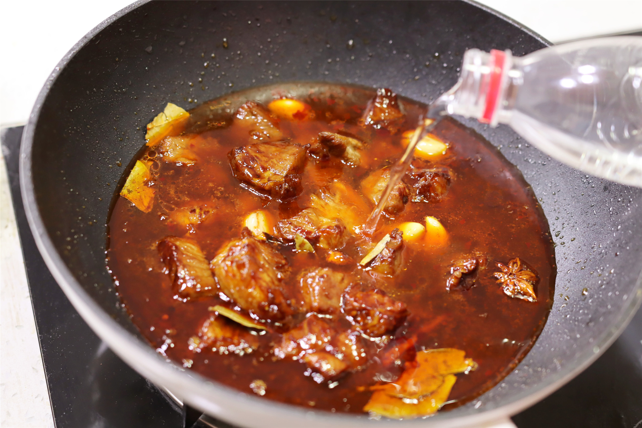 做牛肉炖土豆怎么个配料法,土豆炖牛肉是用牛腩还是牛肉