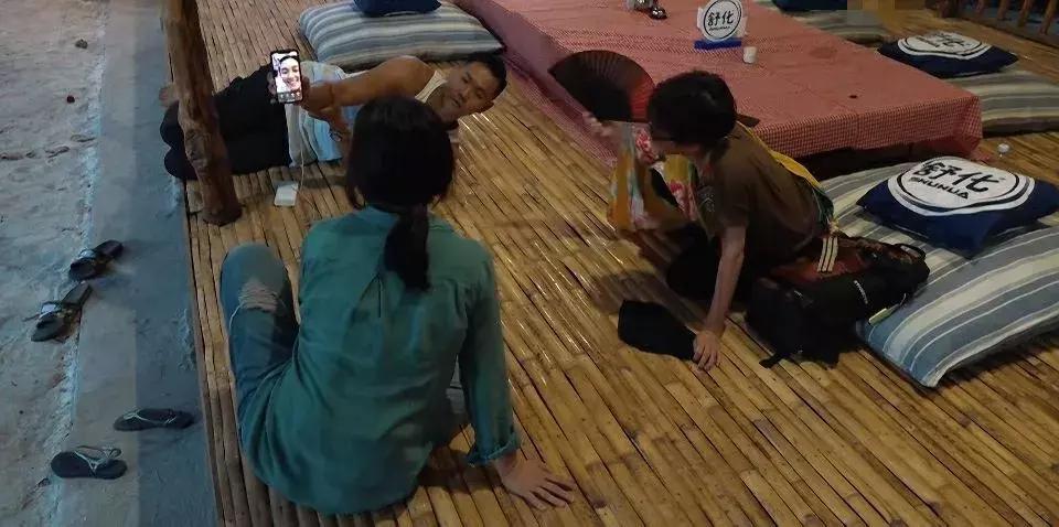 《我们是真正的朋友》黑人与大小S互动太亲密，他们才是真朋友？