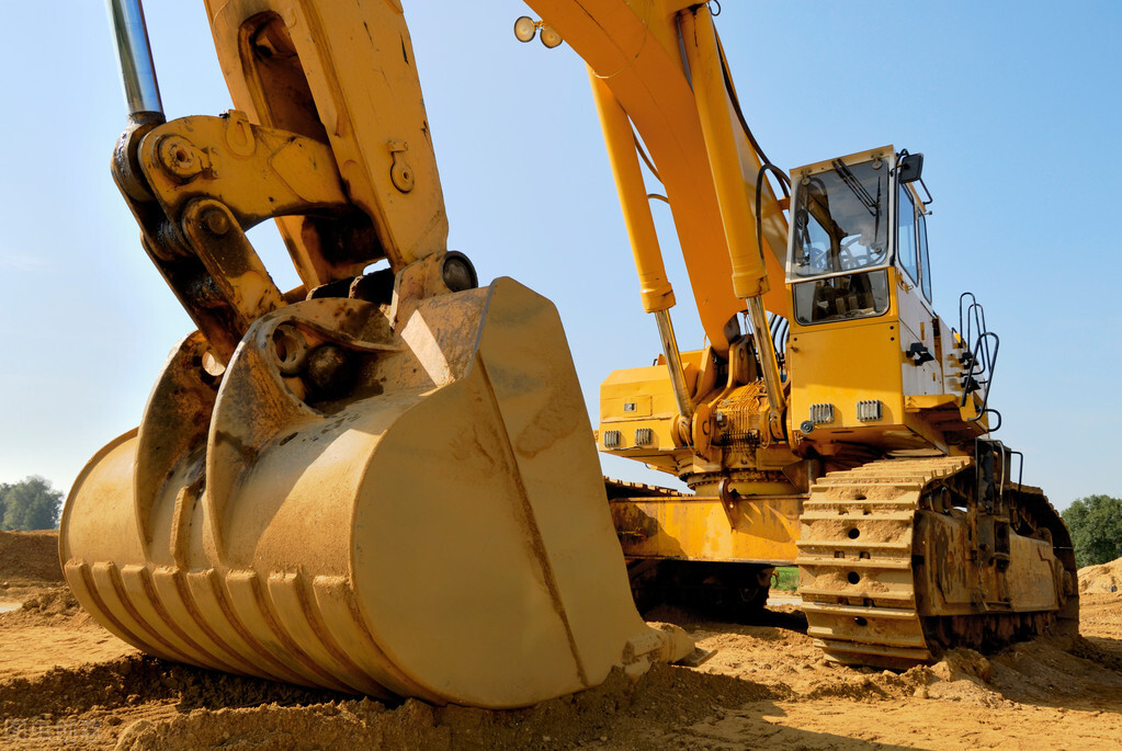 世界最大挖掘机一铲能挖多少吨,世界最大挖掘机一铲半座山