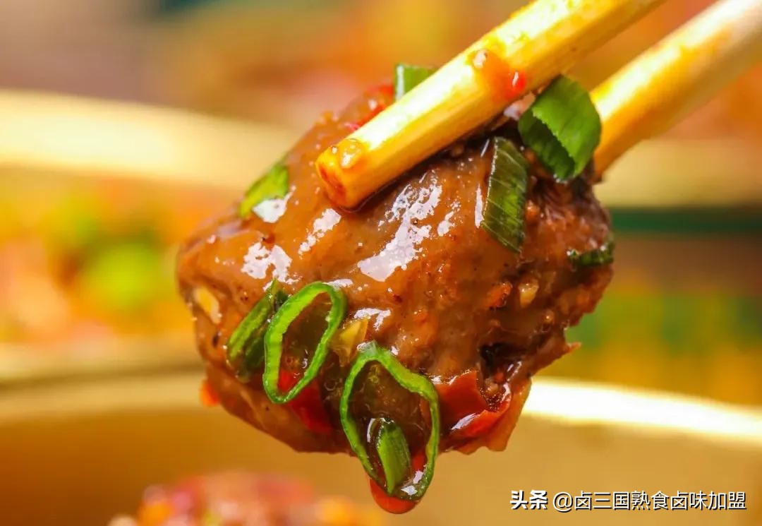 甘河曹老爹拌卤，推出热卤现拌吃法，为小吃市场注入了新的活力