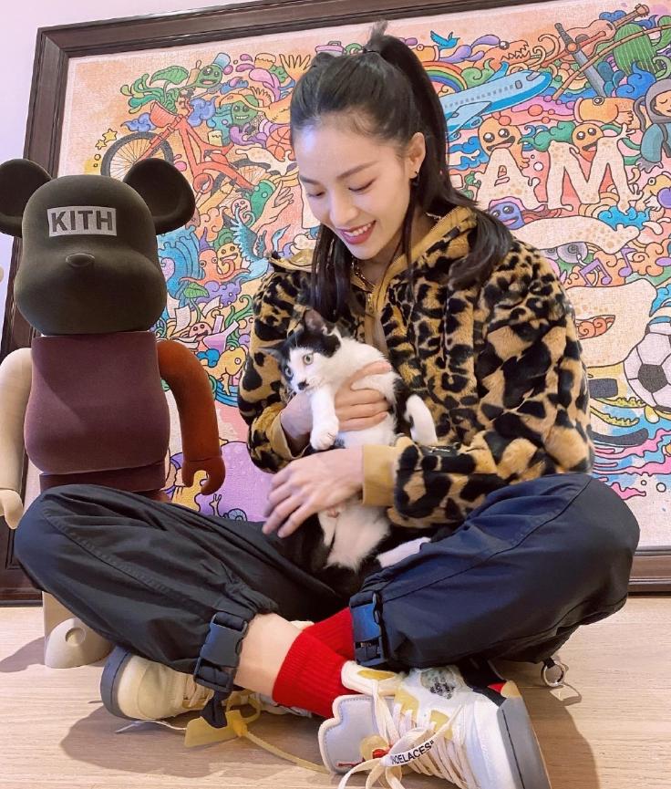 山花浪漫不及眉间一点朱砂，万千颜色都不如红色艳丽好穿搭