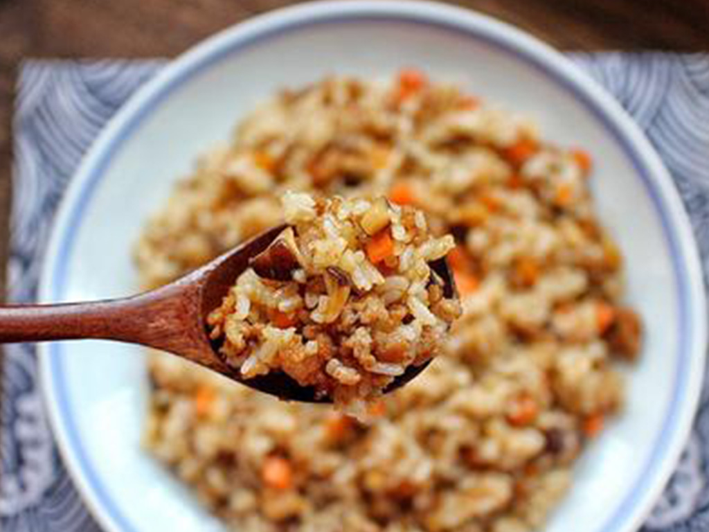 夏天放了一晚的饭酸了还能吃吗,饭酸了热一下还能吃吗