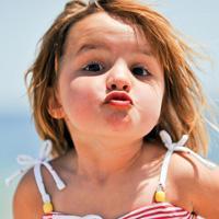 宝宝流眼泪眼屎多打喷嚏怎么回事,宝宝三个月眼睛老流眼泪眼屎多