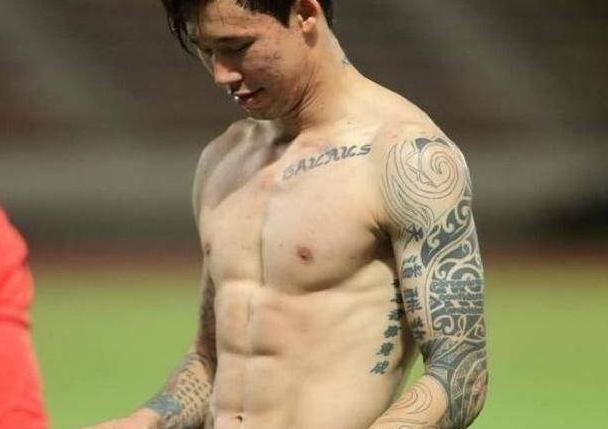 谁说国足都是“白斩鸡”？这几人肌肉壮硕，堪称完美身材