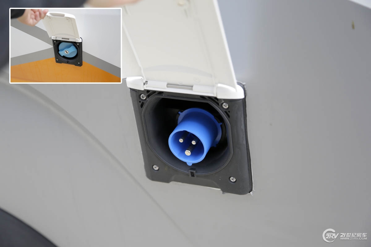 25万大通v90七座,大通v90自动挡5.95米长轴高顶房车