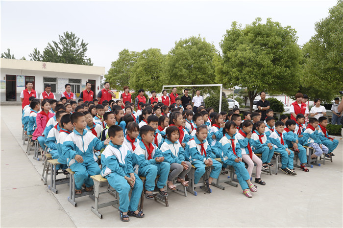 六一儿童节献爱心慰问活动,关爱困境儿童六一慰问暖童心