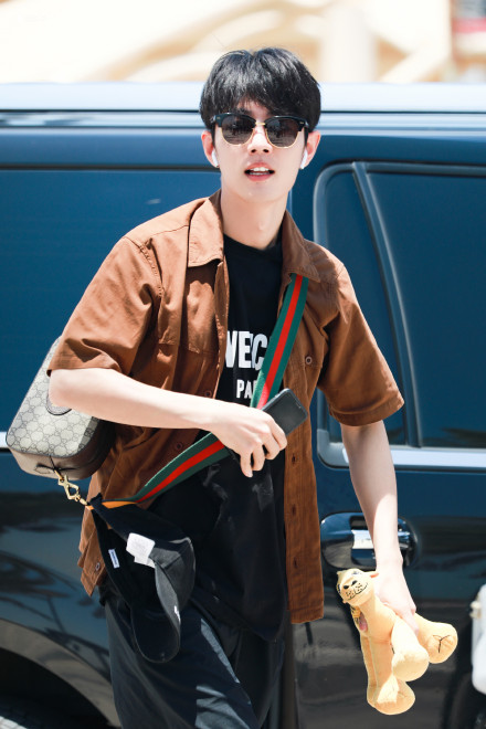 肖战新造型穿益字白T，手绘漫画传递正能量，总算复出有望了