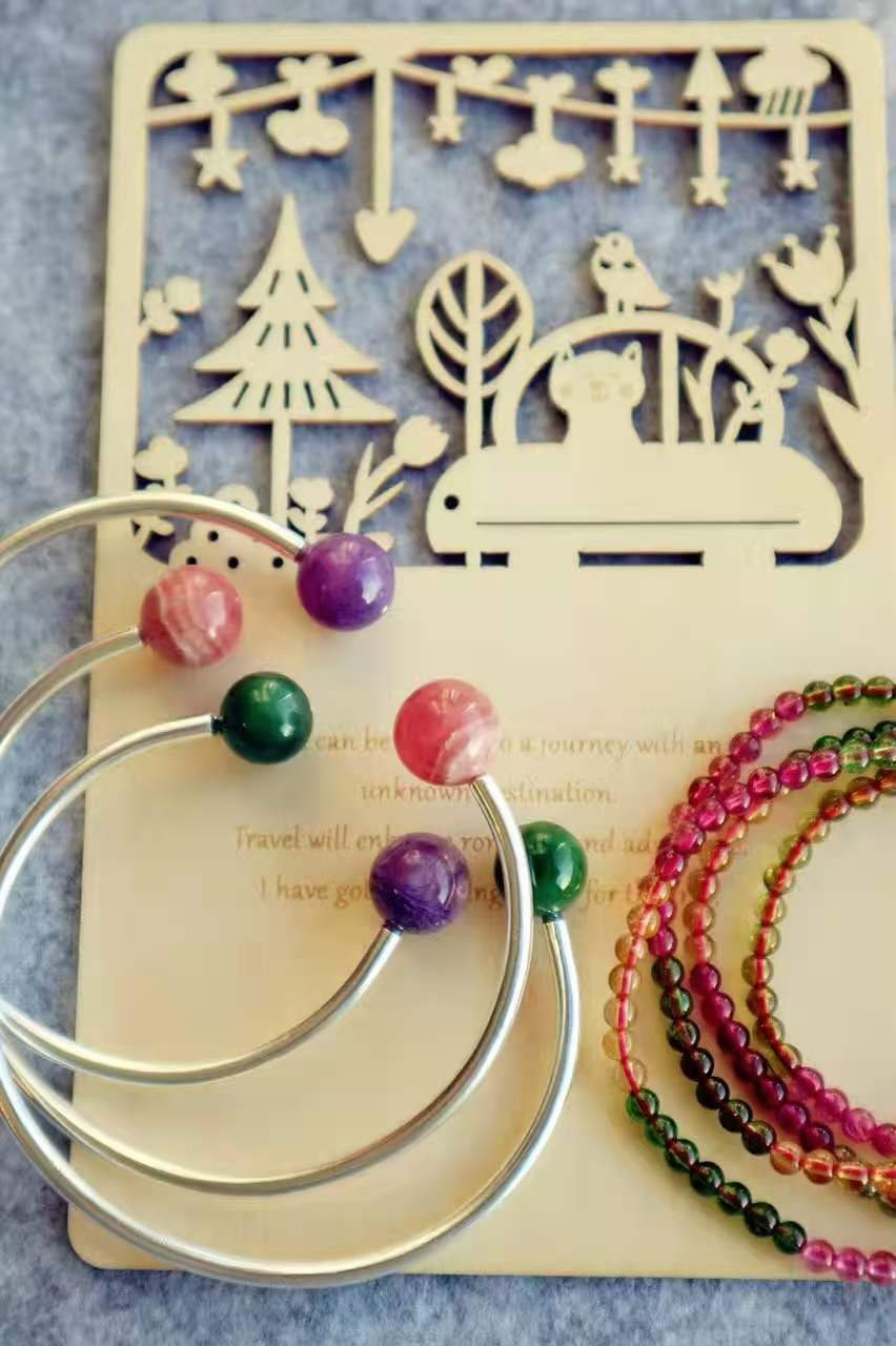 白底青手镯适合多大年纪戴,小圆条手镯适合什么年纪的人