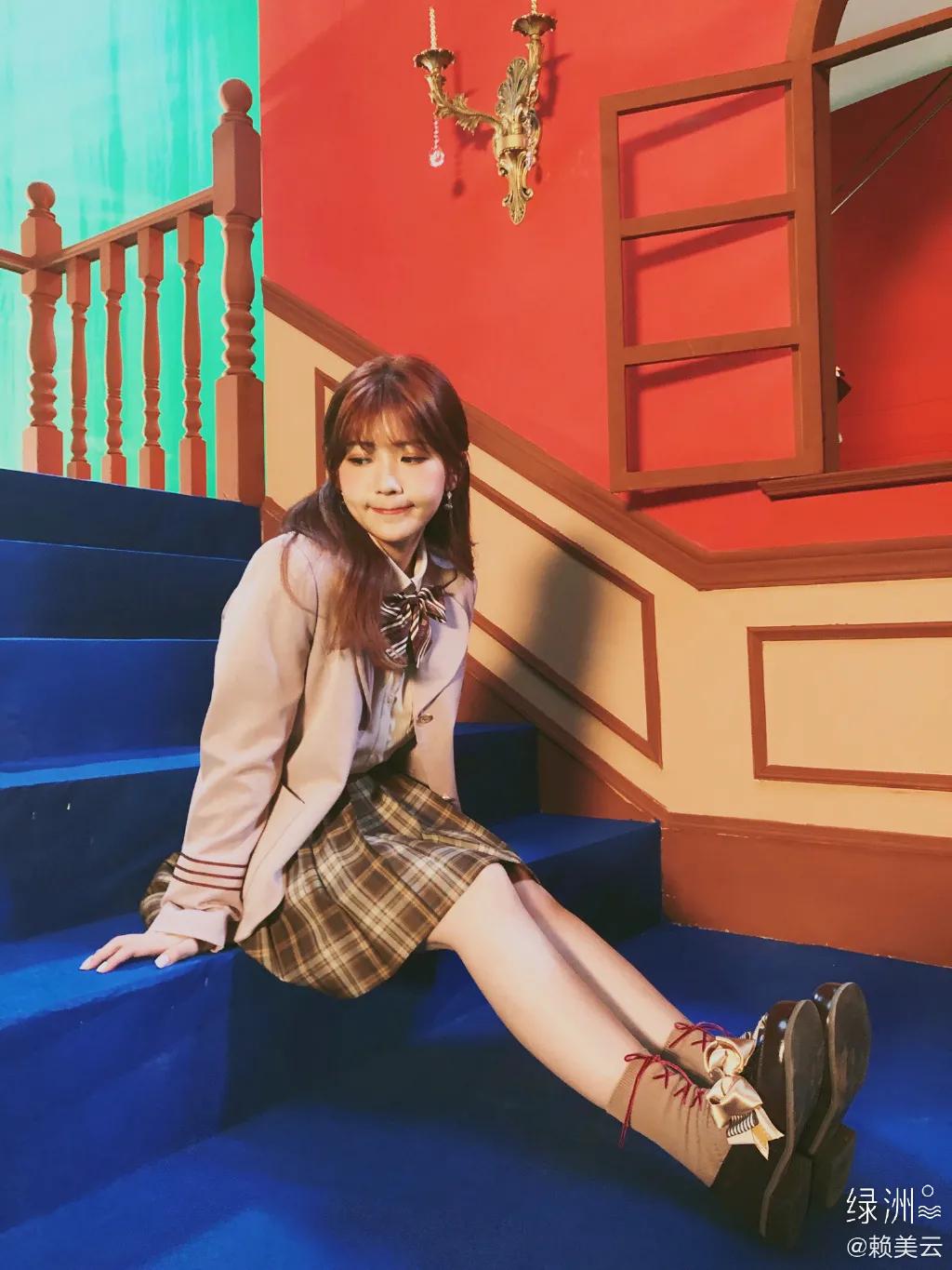 超减龄穿搭法则被杨超越狠狠拿捏,杨超越水手服穿搭