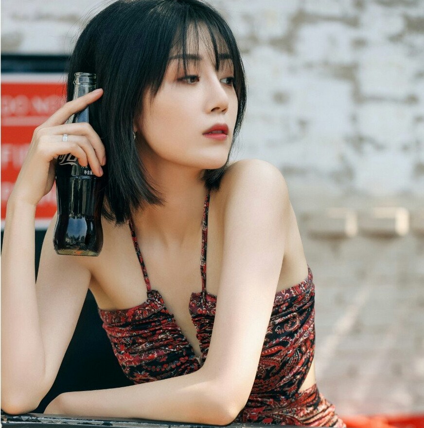 适合圆脸女生中分发型,圆脸女生适合的偏中分帅气发型