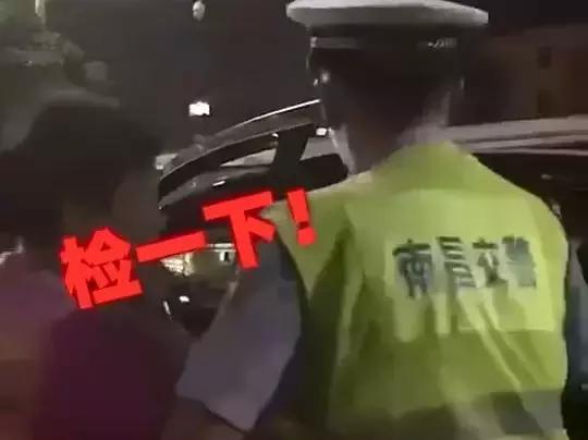 向民警喷射辣椒水,妨碍执法大妈被喷辣椒水