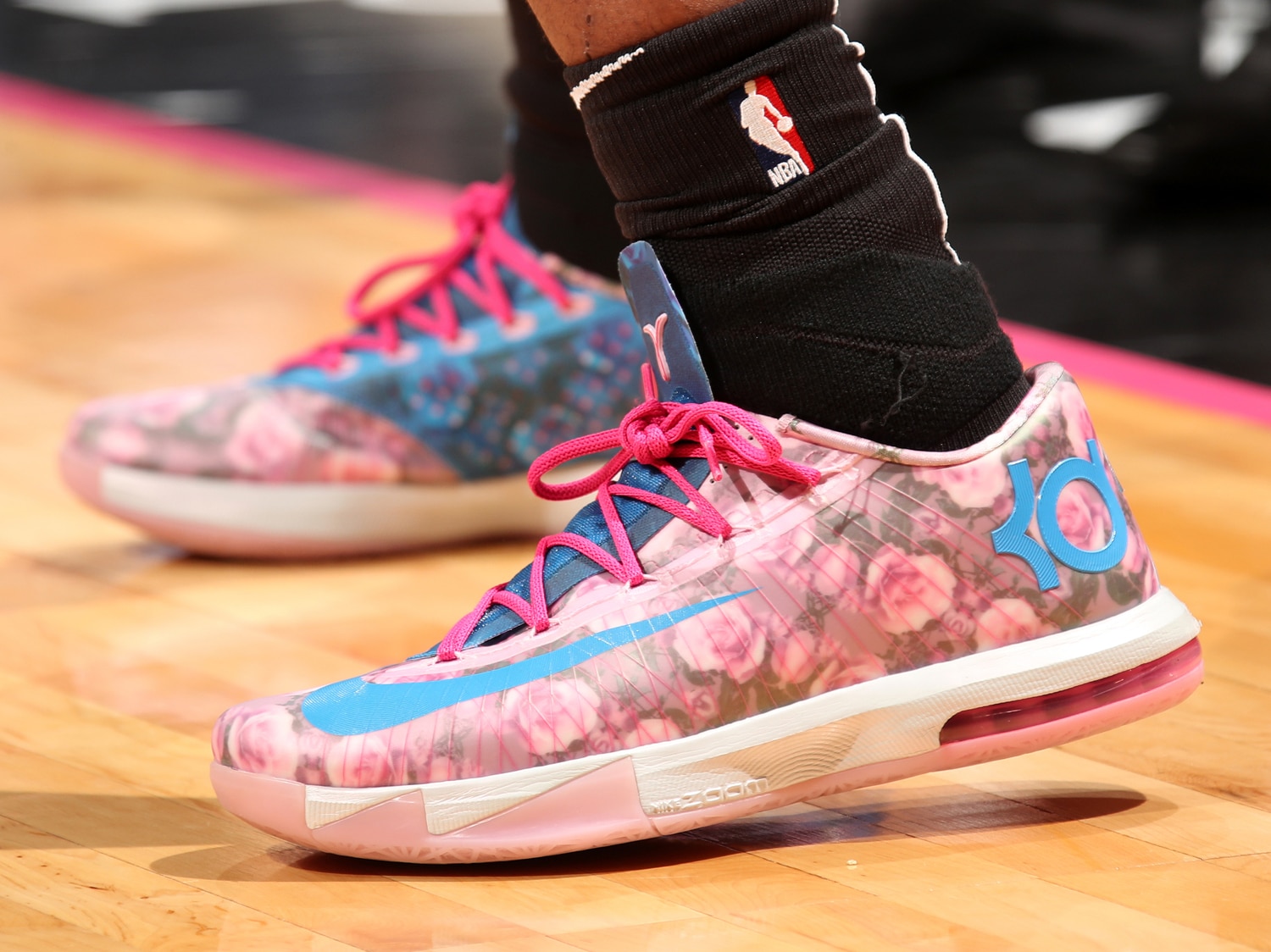 NBA赛场最近三天篮球鞋精选集：鞋头们的赛季鞋王之争越发激烈