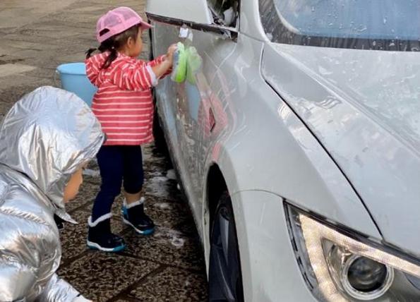 霍启刚郭晶晶带着孩子去赚零花钱,霍启刚晒儿女擦车