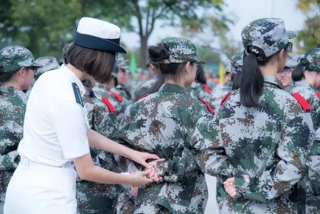 军训教官来学校军训,去学校的教官都是军人吗