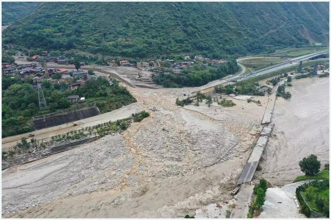 暴雨吊桥救人,暴雨救援桥